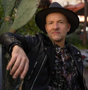 Artistic portrait photo of Shantel, the Head of Sound of the music project MENTSH UNITED, which stands for a diverse and democratic Europe.